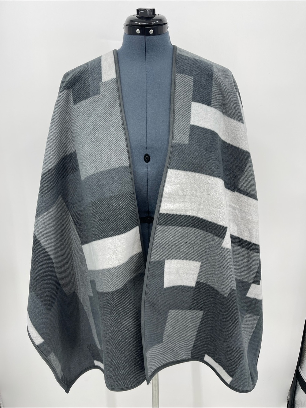 Woolrich Gray & White Geometric Wool Cape UNISEX ONE SIZE FITS ALL 43 inch wide